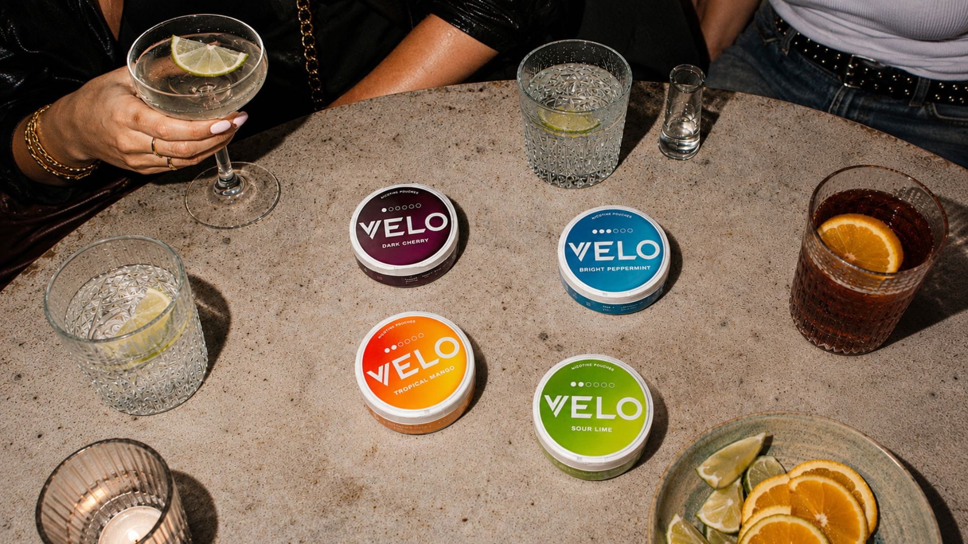 Velo nikotinpåsar på ett bord